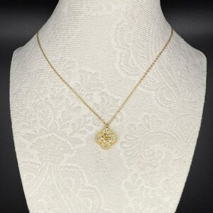 Elegant Gold Pendant Necklace